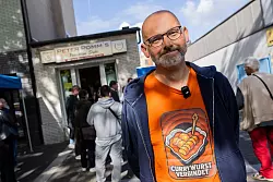 Autor Gregor Lauenburger ist sicher: Peter Hildebrand - genannt Peter Pomm - hat als erster Currywurst serviert. - &copy; Rolf Vennenbernd/dpa