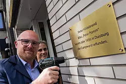 Mit der neuen Plakette macht Oberb&uuml;rgermeister S&ouml;ren Link (SPD) klar: Hier in Duisburg wurde die Currywurst erfunden. - &copy; Rolf Vennenbernd/dpa