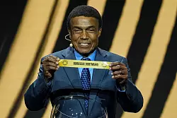 Teófilo Cubillas hält das Los des BVCB ins Publikum. - © Rebecca Blackwell/AP/dpa