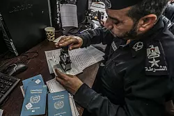 Ein palästinensischer Beamter kontrolliert die Pässe: Können die Menschen den Gazastreifen in Richtung Ägypten verlassen? - © Abed Rahim Khatib/dpa