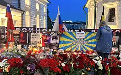 Blumen und Kerzen: Menschen gedenken in Moskau dem toten S&ouml;ldnerchef Prigoschin. - &copy; Hannah Wagner/dpa