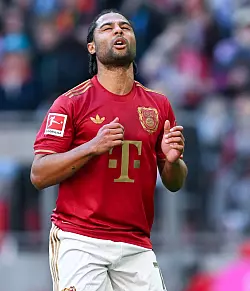 Serge Gnabry hadert nach seinem Elfmeter an den Pfosten. - © Sven Hoppe/dpa