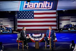 Die Townhall auf Fox News ist f&uuml;r Trump ein Heimspiel. - &copy; Evan Vucci/AP