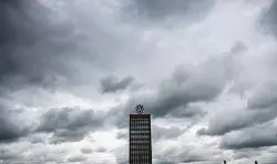 Dunkle Wolken nicht nur über VW. - © Julian Stratenschulte/dpa
