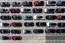 Tesla-Fahrzeuge stehen auf einem Firmengel&auml;nde in Kalifornien. (Archivbild) - &copy; Noah Berger/FR34727 AP/AP/dpa