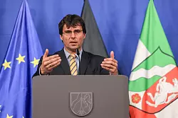 NRW-Finanzminister Marcus Optendrenk (CDU) sieht die Verantwortung f&uuml;r die Verschlechterung der finanziellen Lage vor allem bei der Bundesregierung. (Archivbild) - &copy; Oliver Berg/dpa