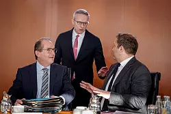 Digitalminister Karsten Wildberger &ndash; hier im Gespr&auml;ch mit Innenminister Alexander Dobrindt (l.) und Finanzminister Lars Klingbeil &ndash; soll die F&auml;den bei der Staatsmodernisierung zusammenf&uuml;hren. - &copy; Kay Nietfeld/dpa