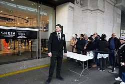 Zahlreiche Menschen standen vor der Er&ouml;ffnung stundenlang Schlange. - &copy; Thibault Camus/AP/dpa