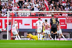 Per Hacke erzielte Ermedin Demirovic (verdeckt) das 1:0 der Schwaben. - © Tom Weller/dpa