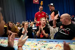 Und einen Gewinner gab es auch. &laquo;Ben&raquo;, hier in der Mitte, konnte das gr&ouml;&szlig;te Catan-Spiel aller Zeiten gewonnen und wird von Rapper Smudo f&uuml;r sich entscheiden. - &copy; Fabian Strauch/dpa