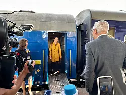 Baerbock wurde bei der Ankunft in Kiew vom deutschen Botschafter Martin J&auml;ger und einer Vertreterin des ukrainischen Protokolls empfangen. - &copy; J&ouml;rg Blank/dpa