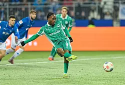 Auch zwei Treffer von Fürths Noel Futkeu reichten nicht zu einem Punktgewinn in Darmstadt. - © Uwe Anspach/dpa