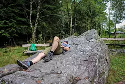 «Kaiser Karls Bettstatt» heißt ein Quarzit-Fels, auf dem der Monarch aus Not einst übernachtet haben soll. - © Deike Uhtenwoldt/dpa-tmn