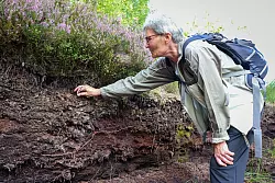 Naturführerin und Biologin, die die Vegetation erklärt: Anita Fohn. - © Deike Uhtenwoldt/dpa-tmn
