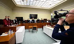 Im Spionage-Prozess vor dem Berliner Kammergericht gegen den früheren BND-Mitarbeiter Carsten L. und seinen mutmaßlichen Komplizen, Arthur E., steht das Urteil noch aus. Die Bundesanwaltschaft wirft ihnen Landesverrat vor. (Archivfoto) - © Bernd von Jutrczenka/dpa