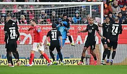 Mohammed Amoura (Mitte) feiert seinen Torwart Kamil Grabara f&uuml;r den gehaltenen Elfmeter. - &copy; Torsten Silz/dpa