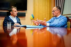 Während der Zugfahrt berät sich der Kanzler mit Frankreichs Präsident. Sie wollen unter anderem eine 30-tägige Waffenruhe für den Krieg in der Ukraine erreichen. - © Kay Nietfeld/dpa