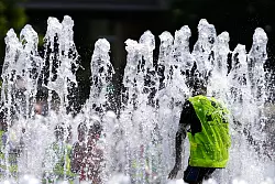 Ein Wasserbrunnen während der Hitzewelle in Belgien. (Archivbild) - © Virginia Mayo/AP/dpa