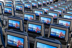 Auch in der Eco-Klasse &auml;ndert sich an Bord von Lufthansa-Jets einiges. - &copy; Peter Kneffel/dpa