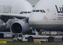 Acht Airbus A380 haben die Corona-Krise bei Lufthansa &uuml;berlebt. - &copy; Boris Roessler/dpa