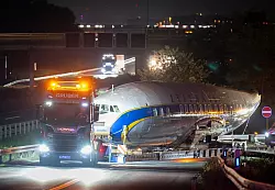 Die nicht mehr flugf&auml;hige Constellation Super Star wird &uuml;ber die Stra&szlig;e zum &laquo;Hangar One&raquo; am Frankfurter Flughafen geschleppt. Das Flugzeug steht f&uuml;r das Ende von Propeller-Flugzeugen auf der Langstrecke. (Archivbild) - &copy; Boris Roessler/dpa