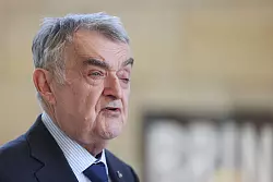 Der Minister informiert &uuml;ber den Fall des mutma&szlig;lichen Messerangreifers am Essener Berufskolleg. (Archivbild) - &copy; David Young/dpa