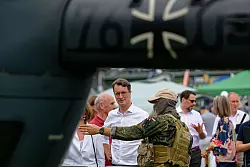 Hendrik W&uuml;st, Ministerpr&auml;sident des Landes Nordrhein-Westfalen (CDU), spricht beim Nordrhein-Westfalen-Tag mit einem Soldaten. - &copy; Henning Kaiser/dpa