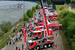 Fahrzeuge verschiedener Rettungsdienste, wie Feuerwehr und Rotes Kreuz, stehen beim Nordrhein-Westfalen-Tag aufgereiht am Rheinufer. - &copy; Henning Kaiser/dpa