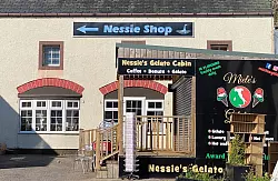 Der Nessie-Shop. &laquo;Nessie ist wohl unsere beste Tourismusbotschafterin in den Highlands&raquo;, sagt Chris Taylor von der Tourismusorganisation Visit Scotland. - &copy; Benedikt von Imhoff/dpa