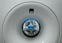 Magnetresonanztomographie (MRT) kann gerade bei Frauen mit sehr dichtem Brustgewebe eine sinnvolle Methode sein. (Archivbild) - © Patrick Pleul/dpa