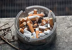 Ein voller Aschenbecher steht auf einem Fensterbrett. - &copy; Soeren Stache/dpa