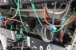 Der sogenannte Second Life Batteriespeicher besteht aus alten E-Auto-Batterien, die &uuml;ber die eigene Solaranlage geladen werden. - &copy; Jan Woitas/dpa