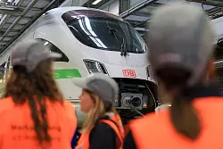 Im ICE-Werk Leipzig werde Z&uuml;ge gewartet. - &copy; Jan Woitas/dpa