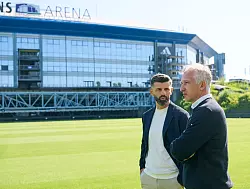 Wollen eng zusammenarbeiten: Trainer Miron Muslic (l) und Sportvorstand Frank Baumann. - © Bernd Thissen/dpa