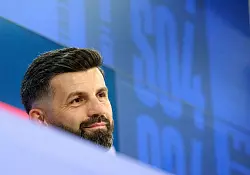 Miron Muslic hat sich offiziell auf Schalke vorgestellt. - © Bernd Thissen/dpa