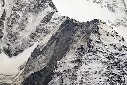 Das Kleine Nesthorn zeigt Spuren der Felsen, die abbrachen. - &copy; Alessandro della Valle/Keystone/dpa