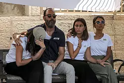 Die Familie der getöteten israelischen Geisel Hersh Goldberg-Polin bei der Beerdigung in Jerusalem. - © Gil Cohen-Magen/AFP Pool/AP/dpa