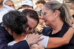 Israels Staatspräsident Herzog tröstet die Mutter der getöteten Geisel Hersh Goldberg-Polin. - © Gil Cohen-Magen/AFP Pool/AP/dpa