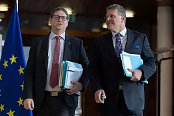 Sie verhandeln für die EU: Von der Leyens Kabinettschef Björn Seibert (l) und Handelskommissar Maros Sefcovic. (Archivbild) - © Omar Havana/AP/dpa
