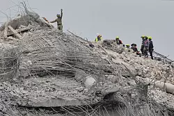 In Bangkok hoffen Angehörige und Retter noch immer, Überlebende zu finden. - © Manish Swarup/AP/dpa