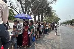 Viele Menschen müssen lange auf Lebensmittel warten. - © Uncredited/AP/dpa
