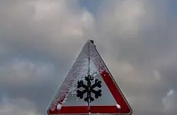 Es kam zu mehrere Unf&auml;llen aufgrund der Gl&auml;tte. (Symbolbild) - &copy; Stefan Puchner/dpa