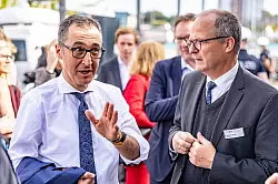 Cem Özdemir (Bündnis90/Die Grünen, l) Bundesminister für Ernährung und Landwirtschaft, trifft Werner Schwarz (CDU), Schleswig-Holsteins Minister für Landwirtschaft. - © Axel Heimken/dpa