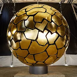 Am Ort des Absturzes in Le Vernet erinnert eine goldene Sonnenkugel mit 149 Elementen an die Opfer. (Archivbild) - &copy; picture alliance / Oliver Roesler/Bildstelle Deutsche Lufthansa AG/dpa