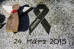 Viele Eltern kommen auch nach zehn Jahren noch jeden Tag an das Grab ihrer toten Kinder. - &copy; Oliver Berg/dpa