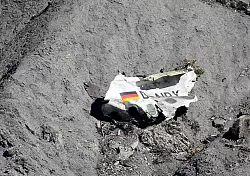 Ein vergleichsweise gro&szlig;es Tr&uuml;mmerteil der zerschellten Germanwings-Maschine liegt an der Absturzstelle in der N&auml;he von Le Vernet in den franz&ouml;sischen Alpen. (Archivbild) - &copy; Sebastien Nogier/EPA/dpa