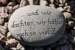 Auf einem Stein senden Eltern ihrem Kind auf dem Friedhof in Haltern eine Botschaft. - &copy; Oliver Berg/dpa