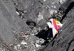 Unz&auml;hlbar viele Fragmente liegen an der Absturzstelle in den franz&ouml;sischen Alpen verteilt. Es dauert viele Wochen, bis Experten pers&ouml;nliche Gegenst&auml;nde und menschliche &Uuml;berreste aus dem Tr&uuml;mmerfeld bergen k&ouml;nnen. (Archivbild) - &copy; picture alliance / dpa