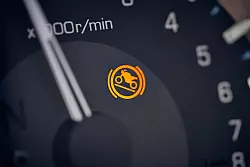 Kein Zurückrollen: Der Berganfahrassistent der Honda Gold Wing sorgt für einen sicheren Start, selbst an steilen Hängen. - © Honda/dpa-tmn