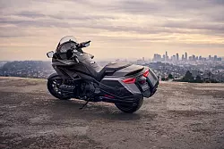 Zum 50-jährigen Jubiläum gibt es die «Goldie» auch mit der Lackierung in Matt Ballistic Black. - © Jeff Ludes/Honda/dpa-tmn